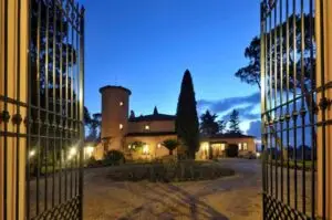 Azienda vitivinicola bio nei Castelli Romani con cantina, vigneti, casa padronale, piscina e oltre 25 camere